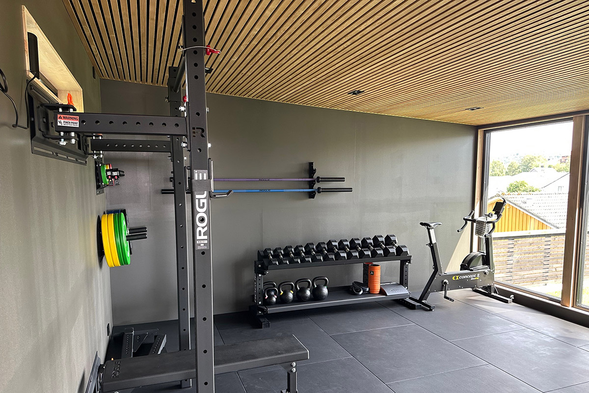 Furuspiler i eikefarge