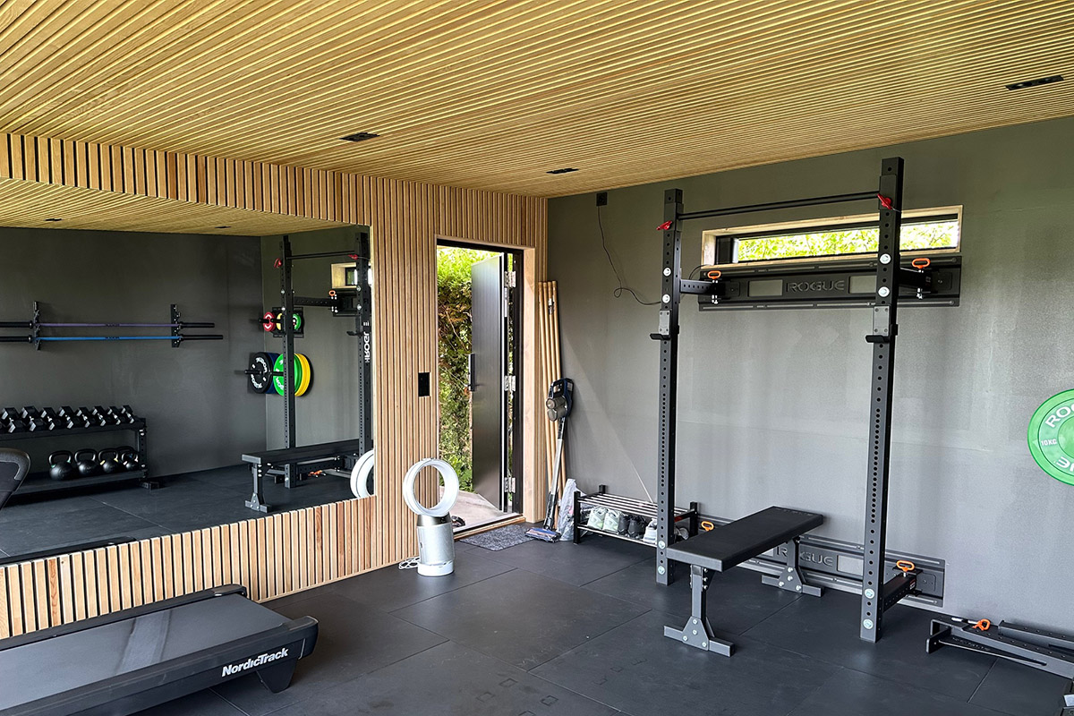 Furuspiler i eikefarge