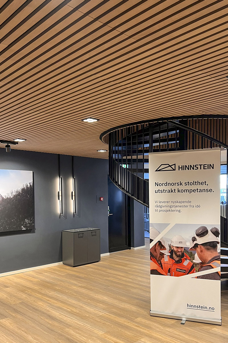 Eik finérte spiler i brannbehandlet valnøtt.